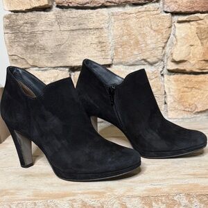 Paul Green Jazzy Black Suede Ankle Booties‎ Side Zip Block
Heel Sz 4.5 EU (7US)